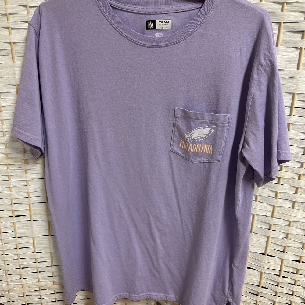Philadelphia Eagles Purple T-Shirt size L women’s EUC lavender
